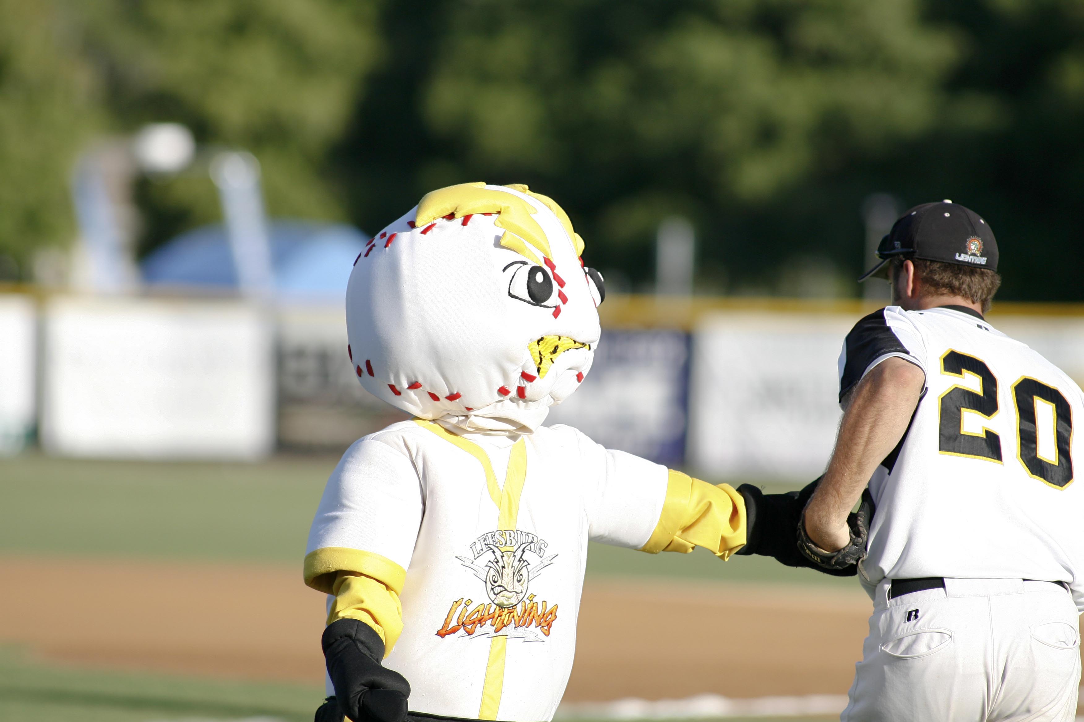 Бейсбол 6 букв. Striker Mascot. Major League Baseball held a Special Mascot Race.