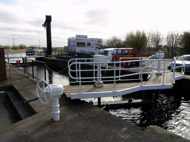 File:Beverley Beck Lock - geograph.org.uk - 733125.jpg