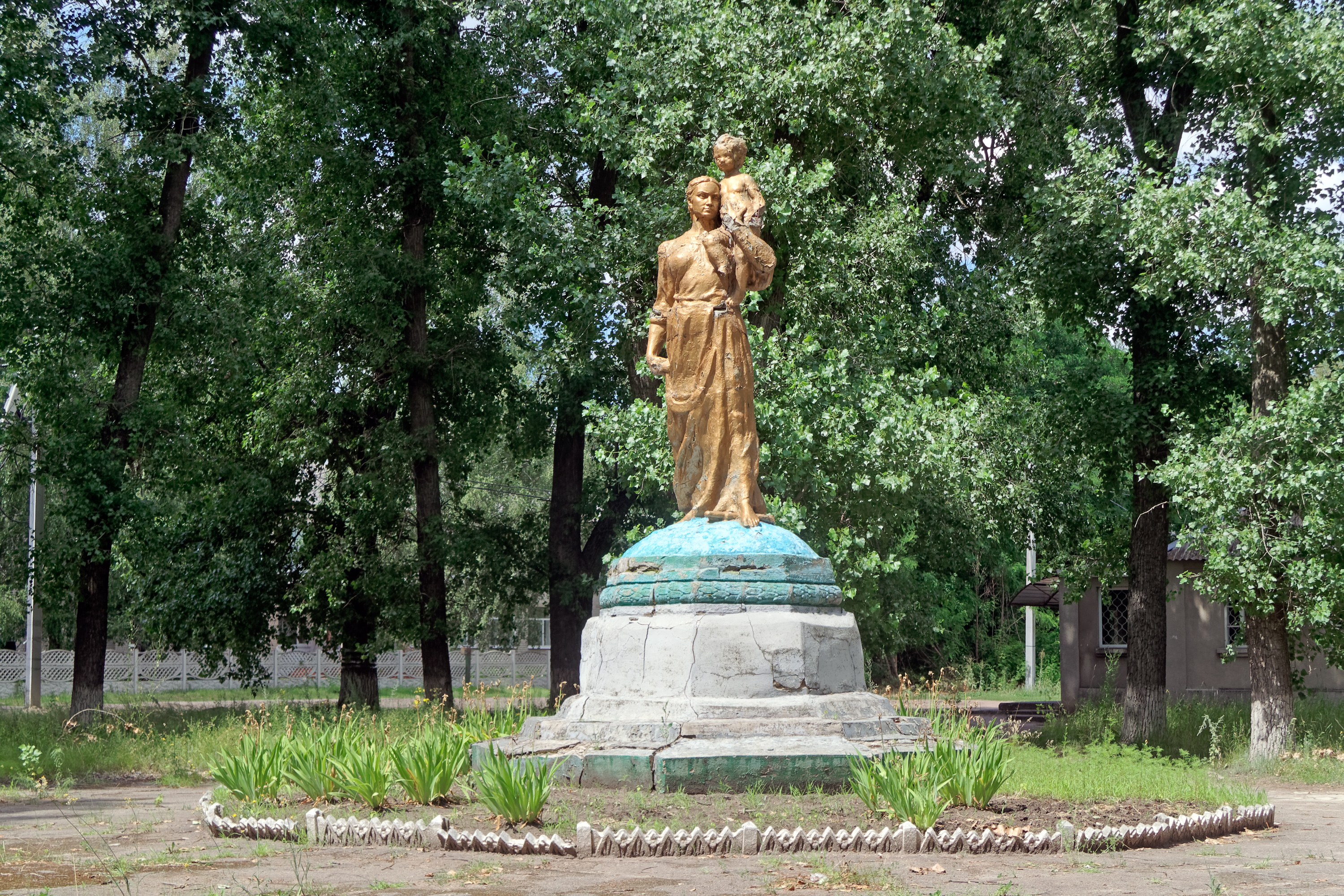 Поселок крахмальное харьковская область. Памятник Ленину Балаково. Статуя Ленина Балаково. Село Дубовское Ростовская область. Монумент Балаково.