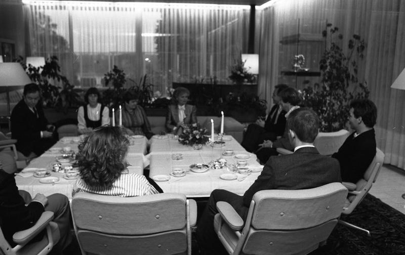 File:Bundesarchiv B 145 Bild-F076587-0023, Bonn, Spendenübergabe für ZNS an Hannelore Kohl.jpg