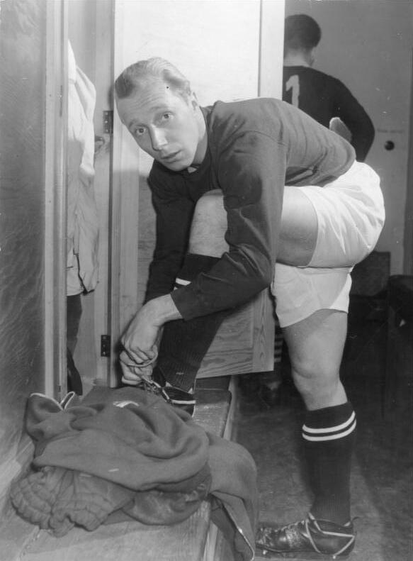 Bundesarchiv Bild 183-51088-0002, Manfred Kaiser, Fußball-Nationalspieler der DDR.jpg