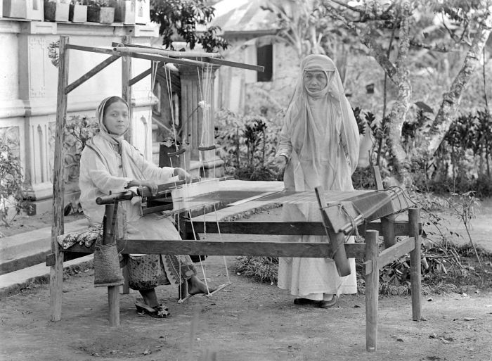 COLLECTIE TROPENMUSEUM Minangkabause vrouwen aan het weefgetouw Sumatra's Oostkust TMnr 10014499