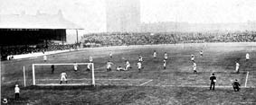 Chelsea in september 1905 tegen West Bromwich Albion in het Stamford Bridge stadion. De wedstrijd eindigde in 1-0.