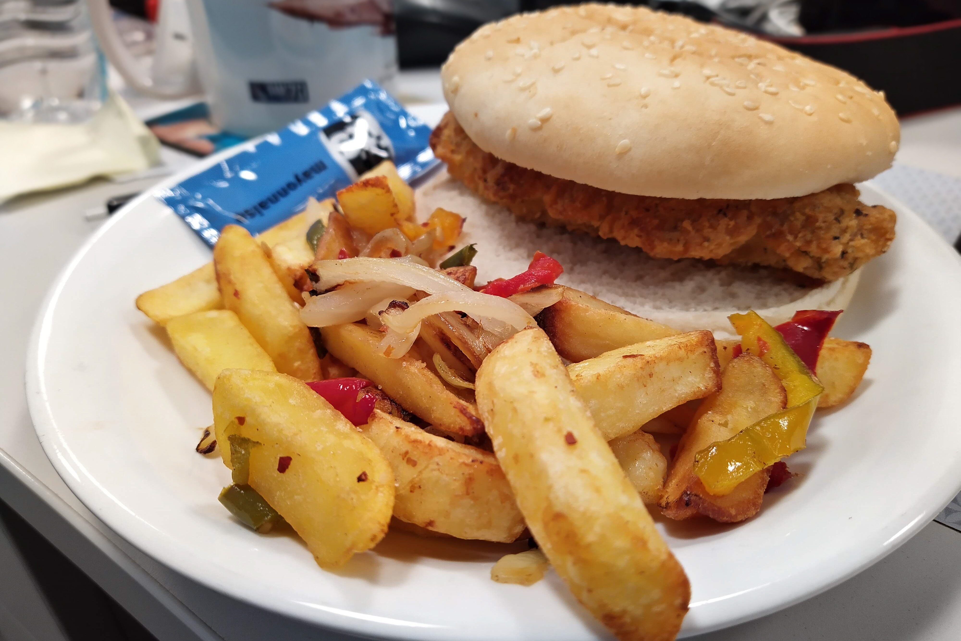 https://upload.wikimedia.org/wikipedia/commons/e/e7/Chicken_burger_with_salt_and_pepper_chips.jpg