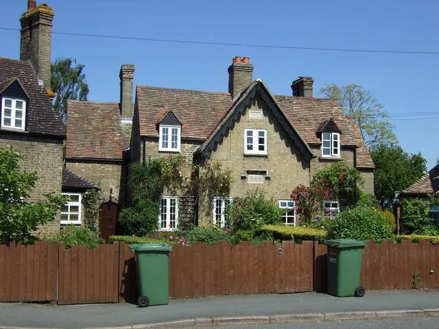 File:Cottages, Brampton - geograph.org.uk - 2994181.jpg