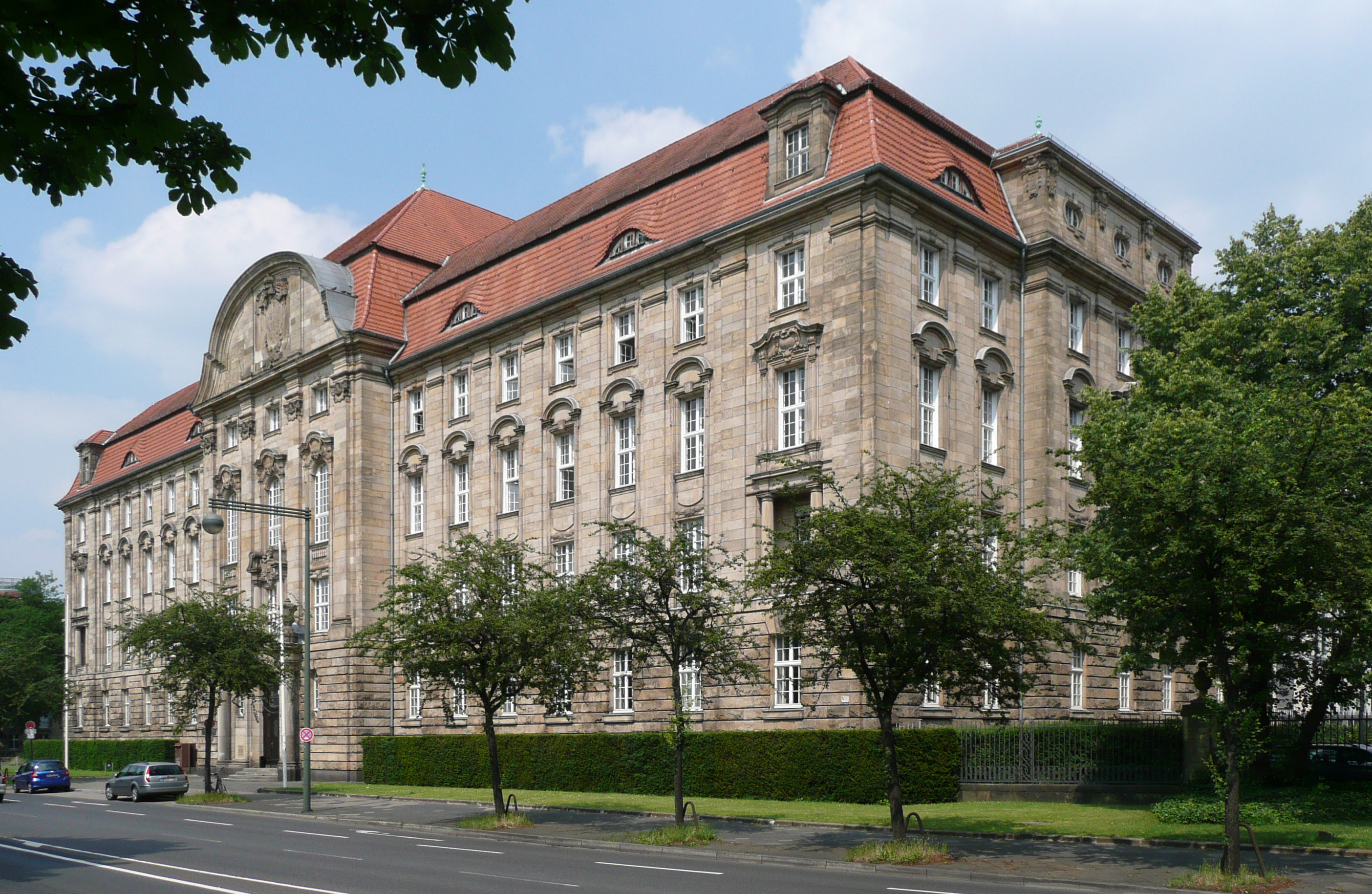 Hauptgebäude des Oberlandesgerichts Düsseldorf; Düsseldorf-Pempelfort, Cecilienallee 3 / Klever Stra...
