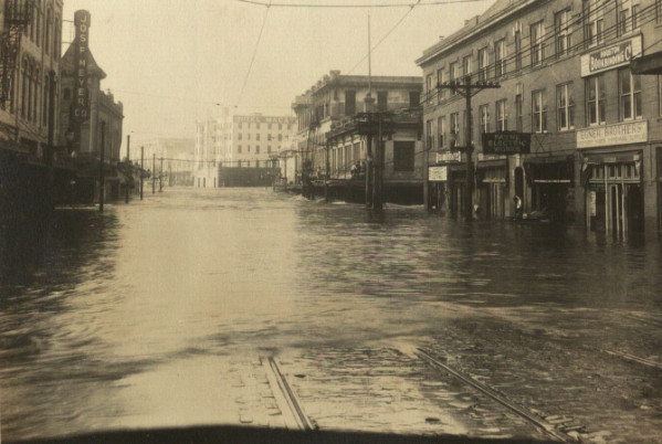 File:Flood on Franklin Avenue.jpg