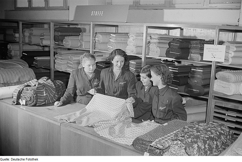 File:Fotothek df roe-neg 0006530 020 Gruppenportrait der Verkäuferlehrlinge in der Ko.jpg