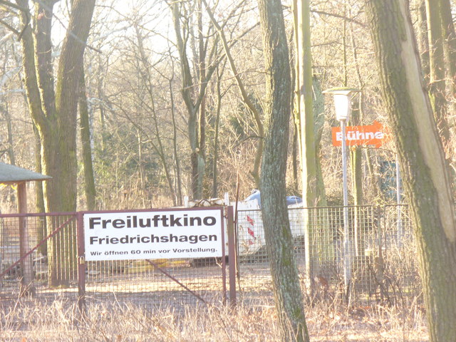 File:Freiluftkino Friedrichshagen (Friedrichshagen Open Air Cinema) - geo.hlipp.de - 31516.jpg