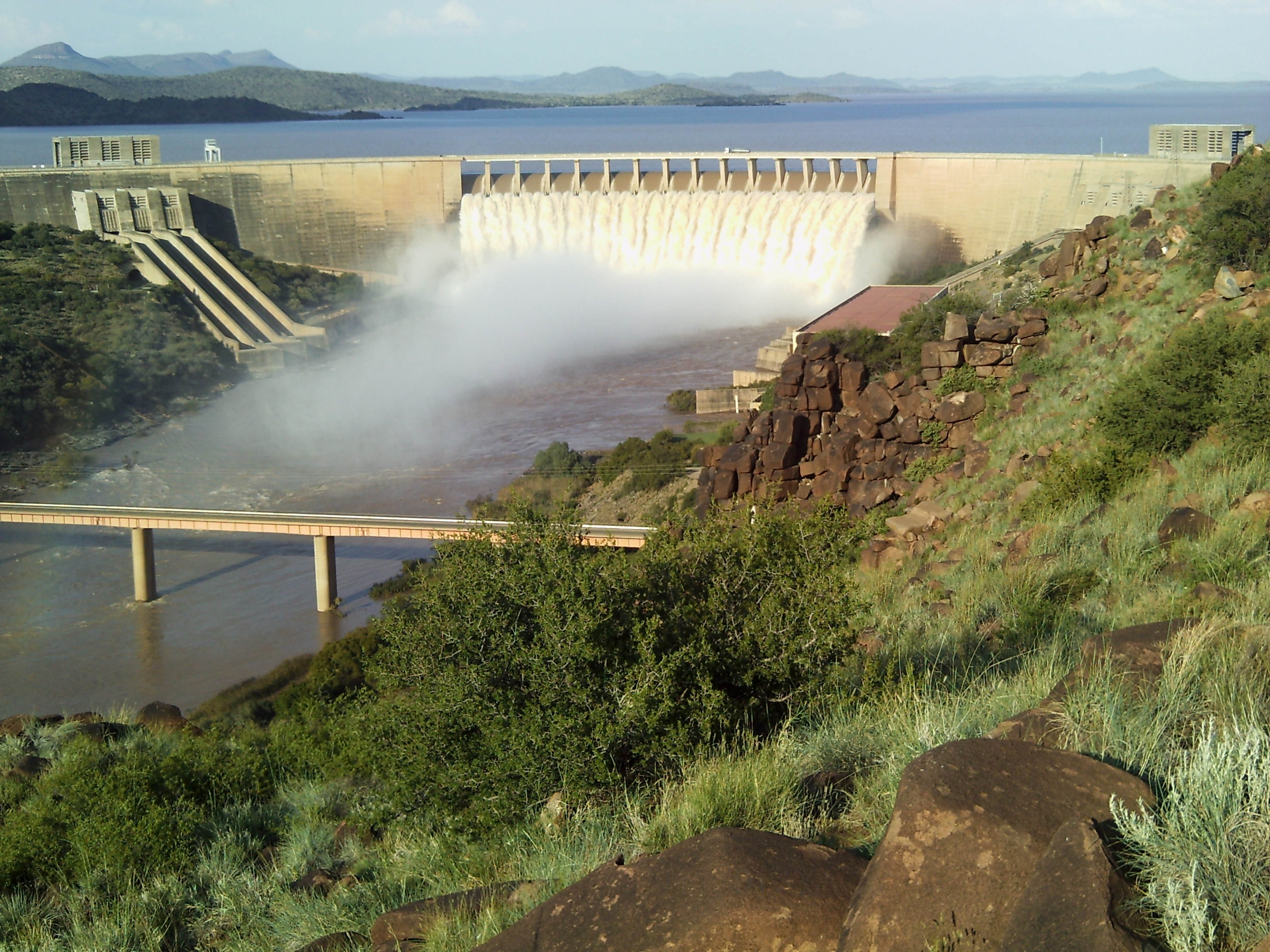 Невдалеке проглядывали остатки то ли плотину то. ГЭС В ЮАР. Плотина Гранд-Ривер. Дамба в ЮАР. Дамба Эфиопия.