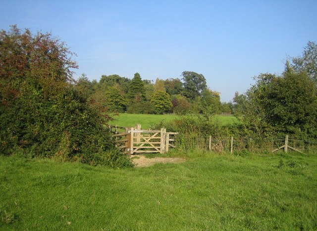 File:Gate near Doddeshall House - geograph.org.uk - 1248893.jpg