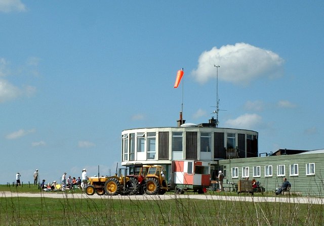 File:Gliding Club House - geograph.org.uk - 139941.jpg