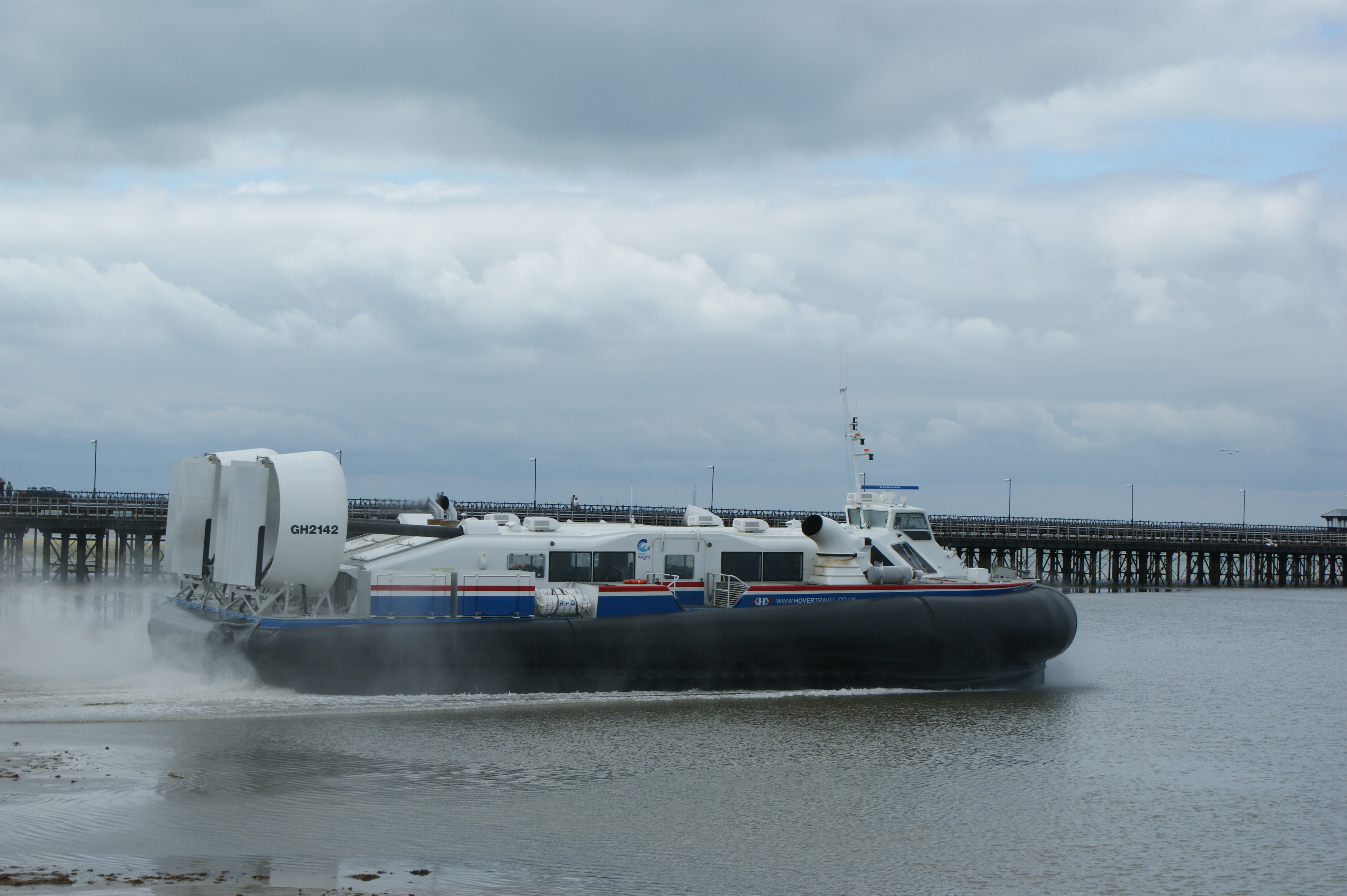 Hovercraft_leaving_Ryde.JPG