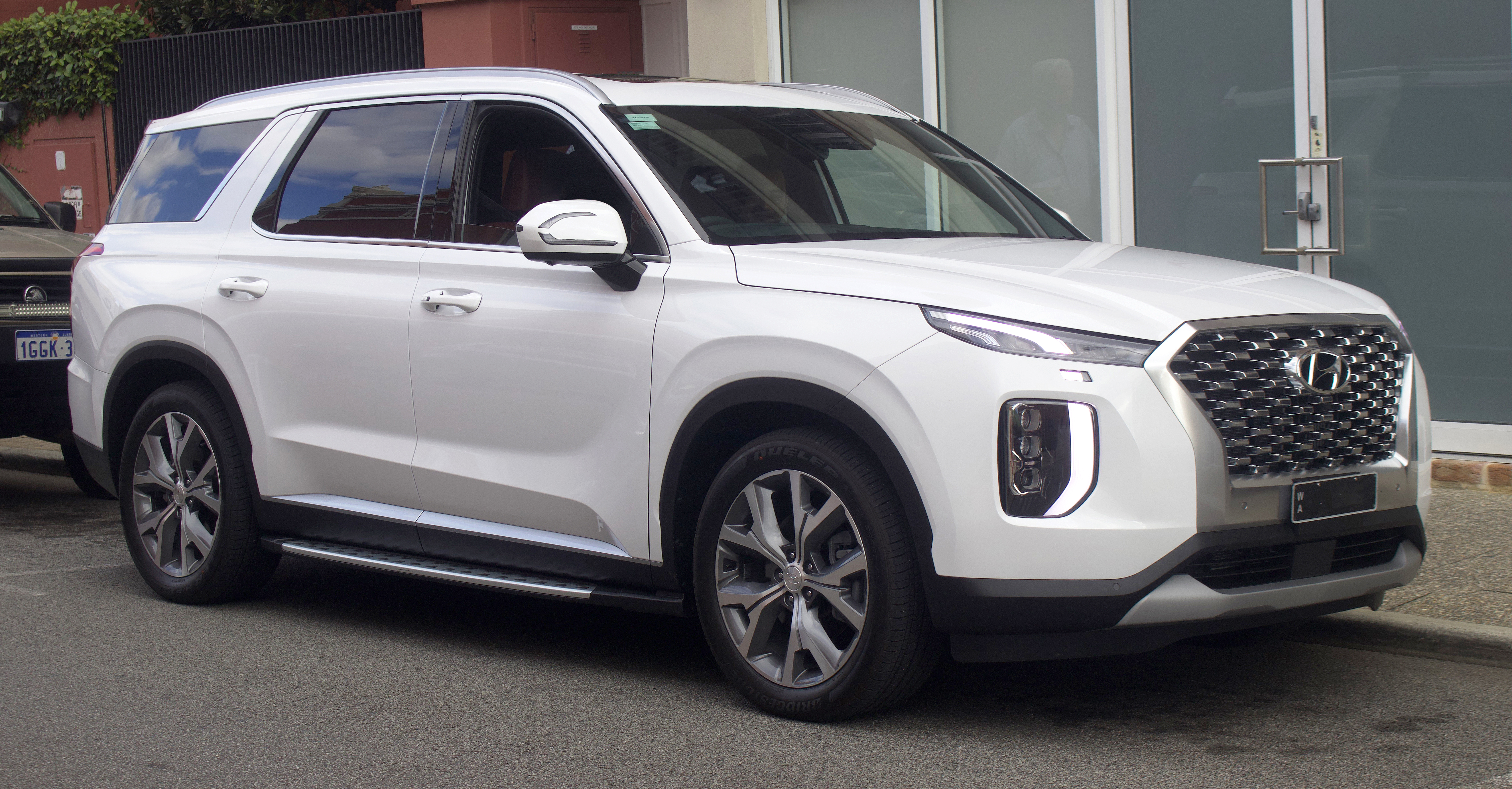 https://upload.wikimedia.org/wikipedia/commons/e/e7/Hyundai_Palisade_Highlander%2C_2021_front_%28adjusted%29.jpg