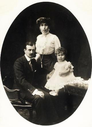 Victoria-Mélita avec son époux le grand-duc Cyrille Vladimirovitch et leur fille, la grande-duchesse Maria Kirillovna de Russie vers 1909.