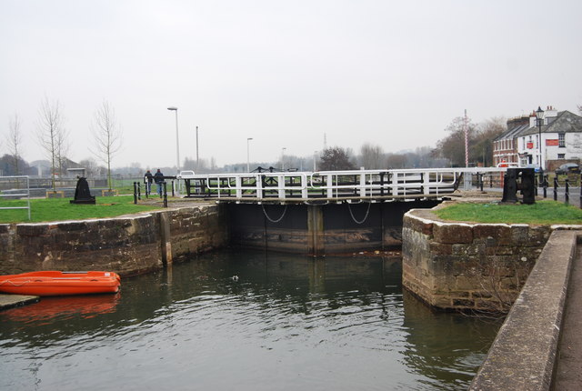 File:Locks at the beginning of the Exeter Canal - geograph.org.uk - 1110785.jpg