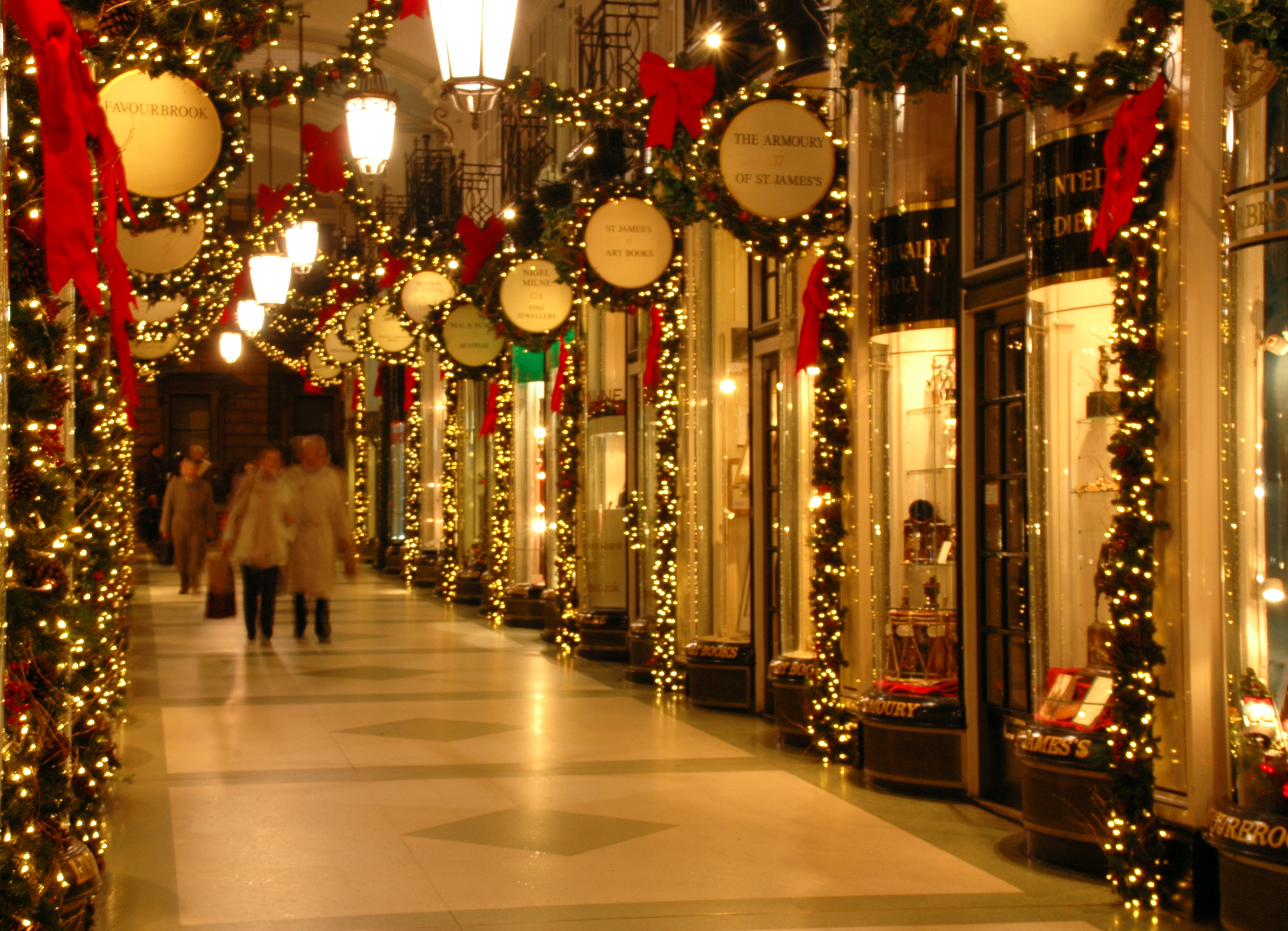 Christmas shopping. Рождество в Лондоне. Рождественский Лондон. Новый год украшение магазинов в Лондоне. Новый год в Англии магазины.