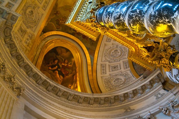 File:Looking up at the altar at Napoleons Tomb (8437831006).jpg