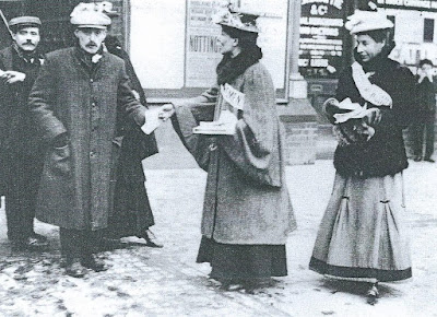 Minnie Baldock (ezkerrean) Nottinghamen liburuxka sufragistak ematen, 1907