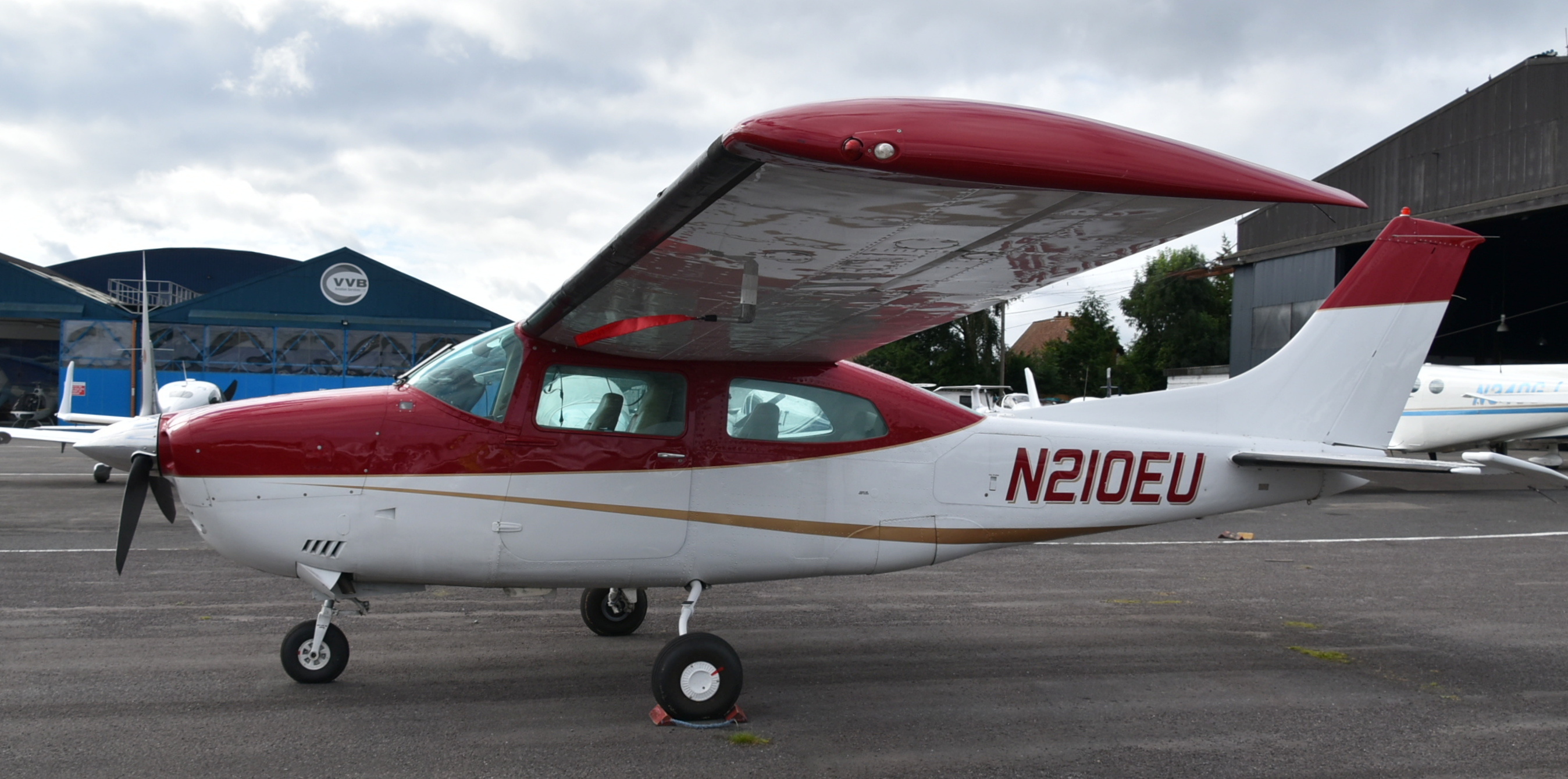 N 210. Колибри Cessna 210. Цесна 210n в небе. Cessna 210 конструкция передней стойки. Цесна 210n в небе над морем.