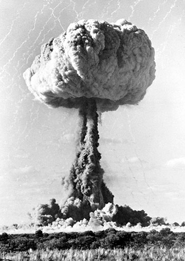 Высота ядерного взрыва. Хиросима и Нагасаки атомный гриб. Хиросима Нагасаки ядерный взрыв. Ядерный гриб над Нагасаки.