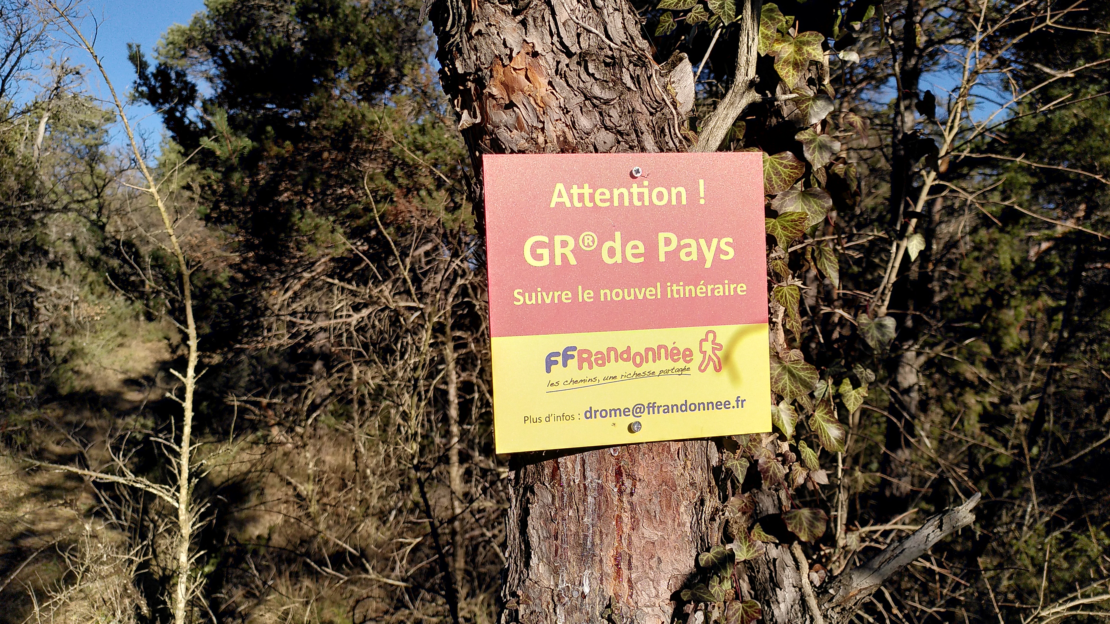 Un panneau installé par la Fédération française de la randonnée pédestre.