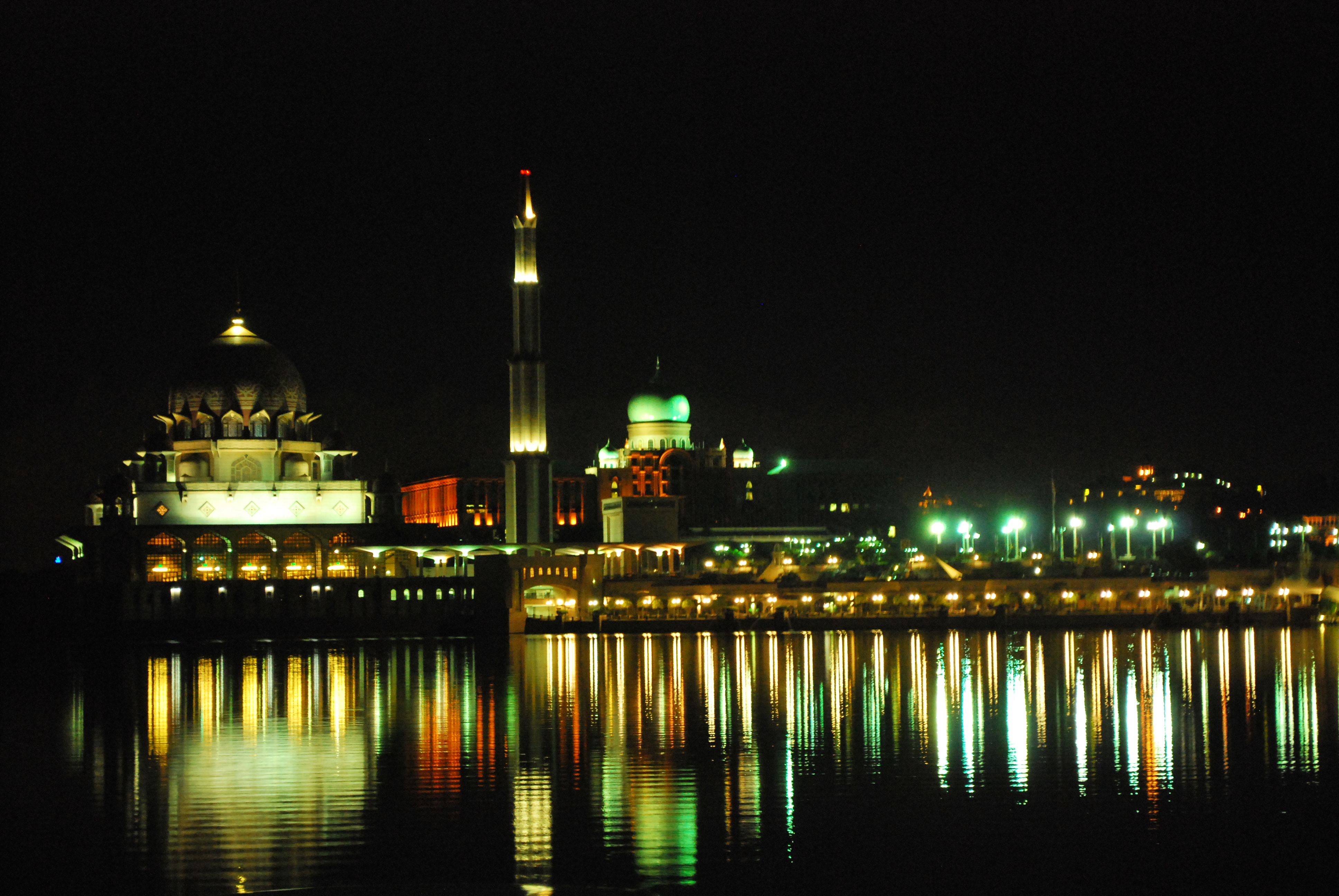 File:Putrajaya Night Mosque PM Office.JPG - Wikimedia Commons