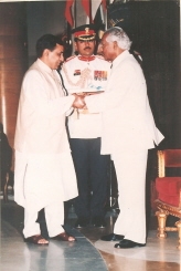 Dr. Ravindra Kumar Receiving Padma Shri from The President Dr. K R Narayanan in 2001