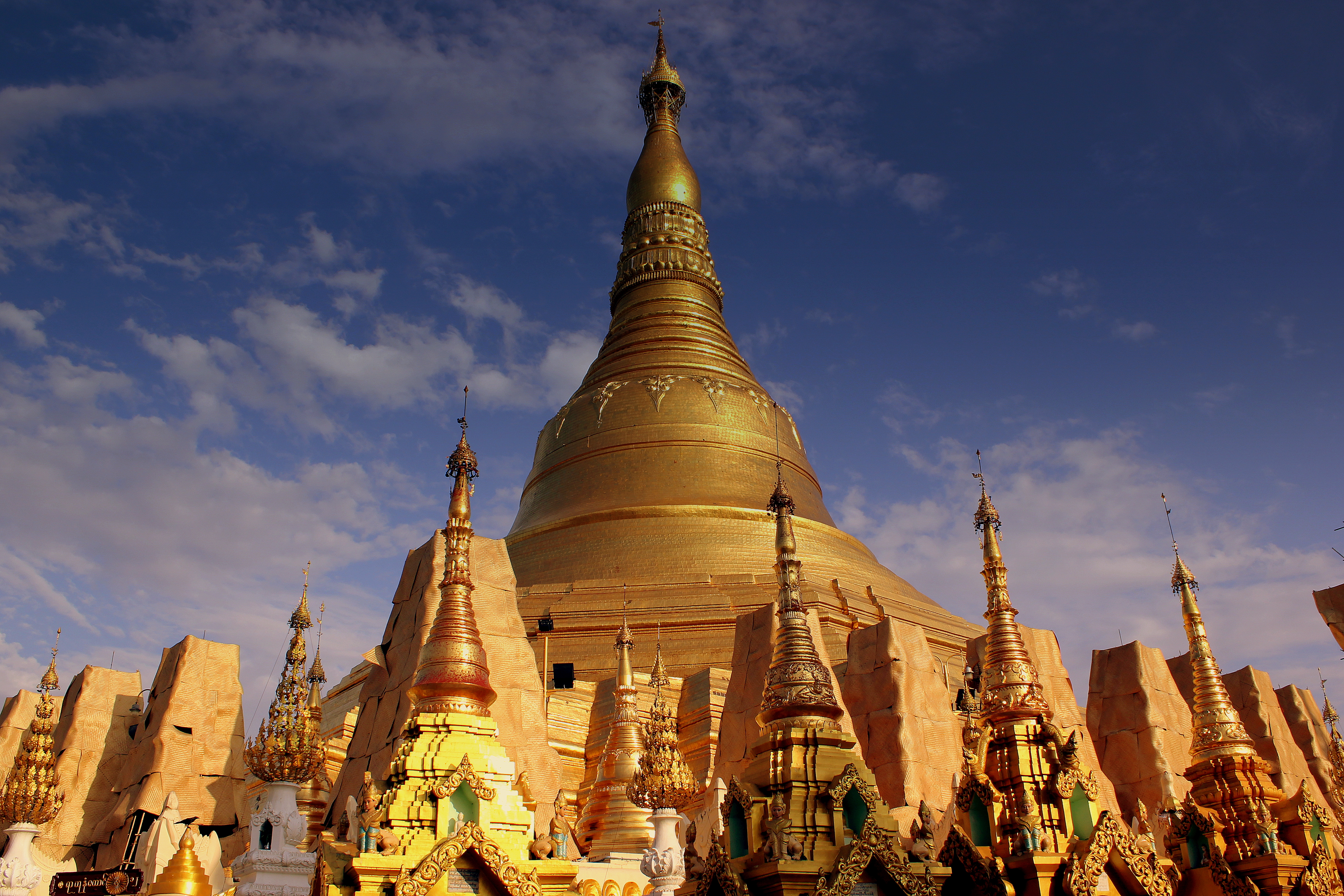 Die Shwedagon-Pagode in Yangon 2013