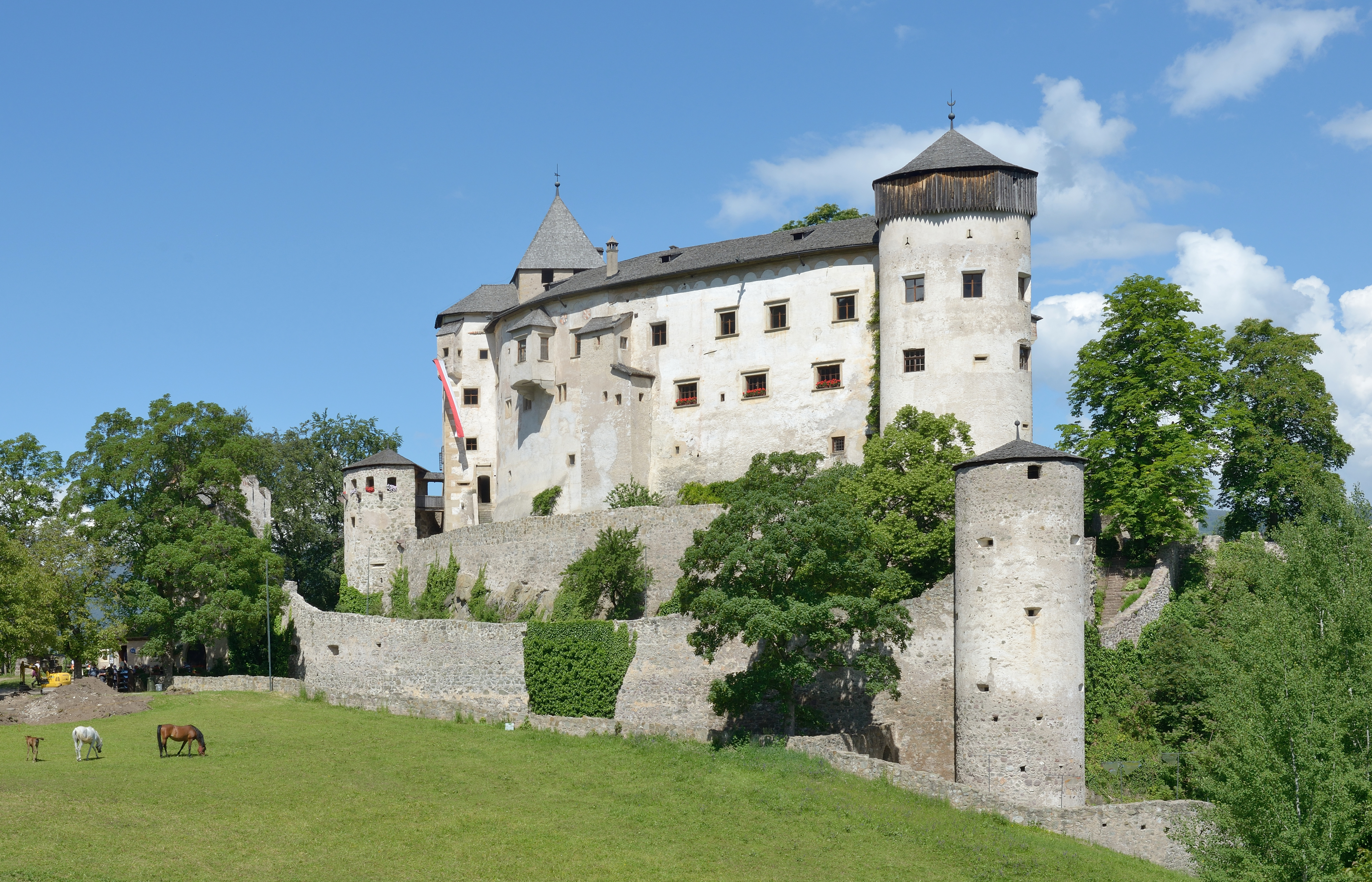 File:Schloss Prösels in Völs am Schlern Ostansicht.jpg - Wikimedia