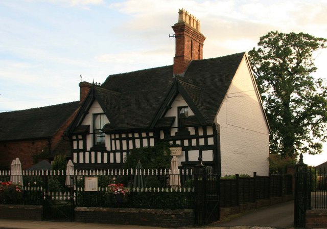 File:Smallwood Lodge - geograph.org.uk - 937051.jpg