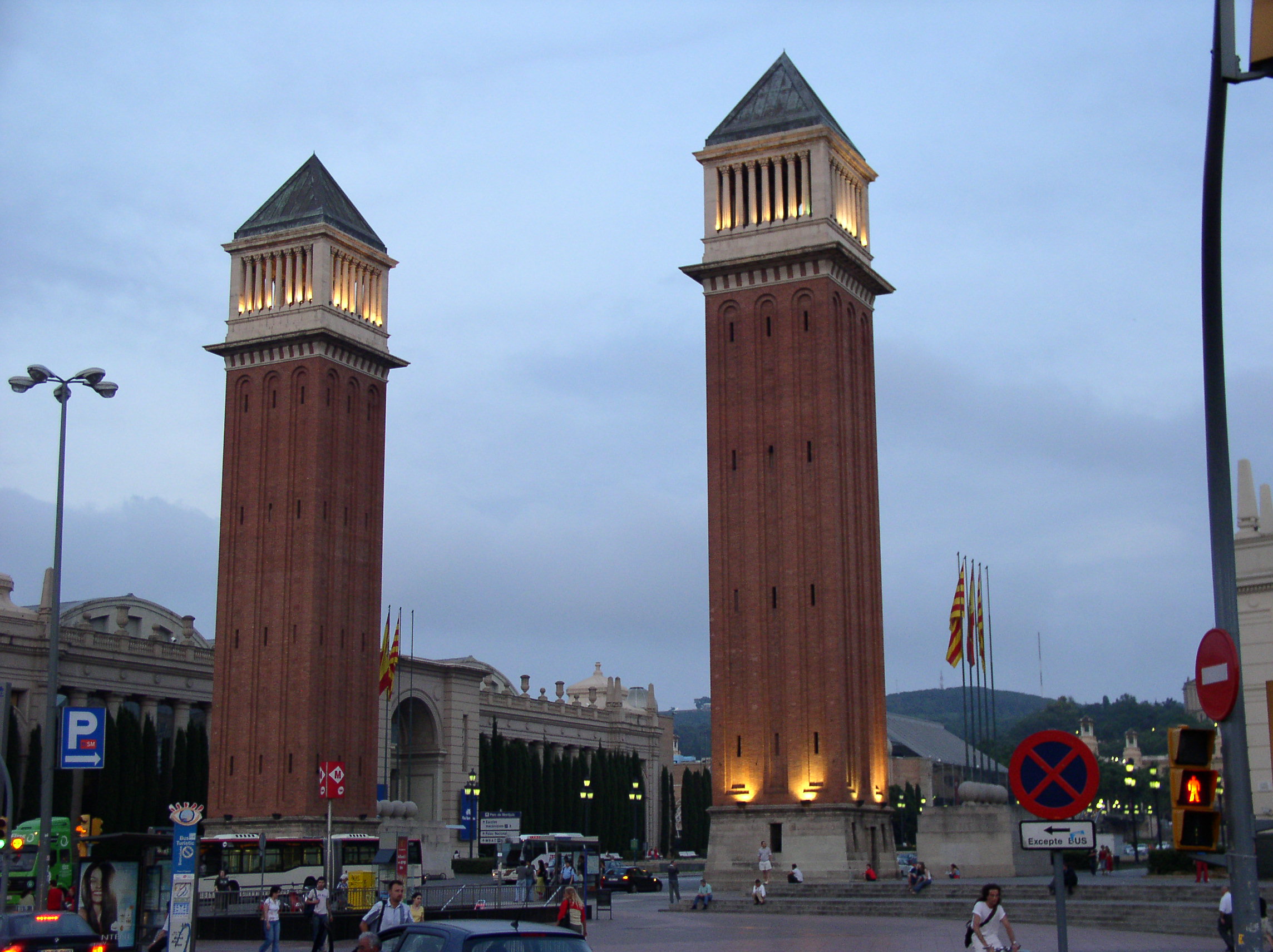 File:Torres venecianas Barcelona.jpg - Wikipedia