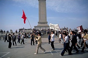 1989 Tiananmen Square protests and massacre Události_na_náměst%C3%AD_Tian_an_men%2C_Č%C3%ADna_1989%2C_foto_Jiř%C3%AD_Tondl