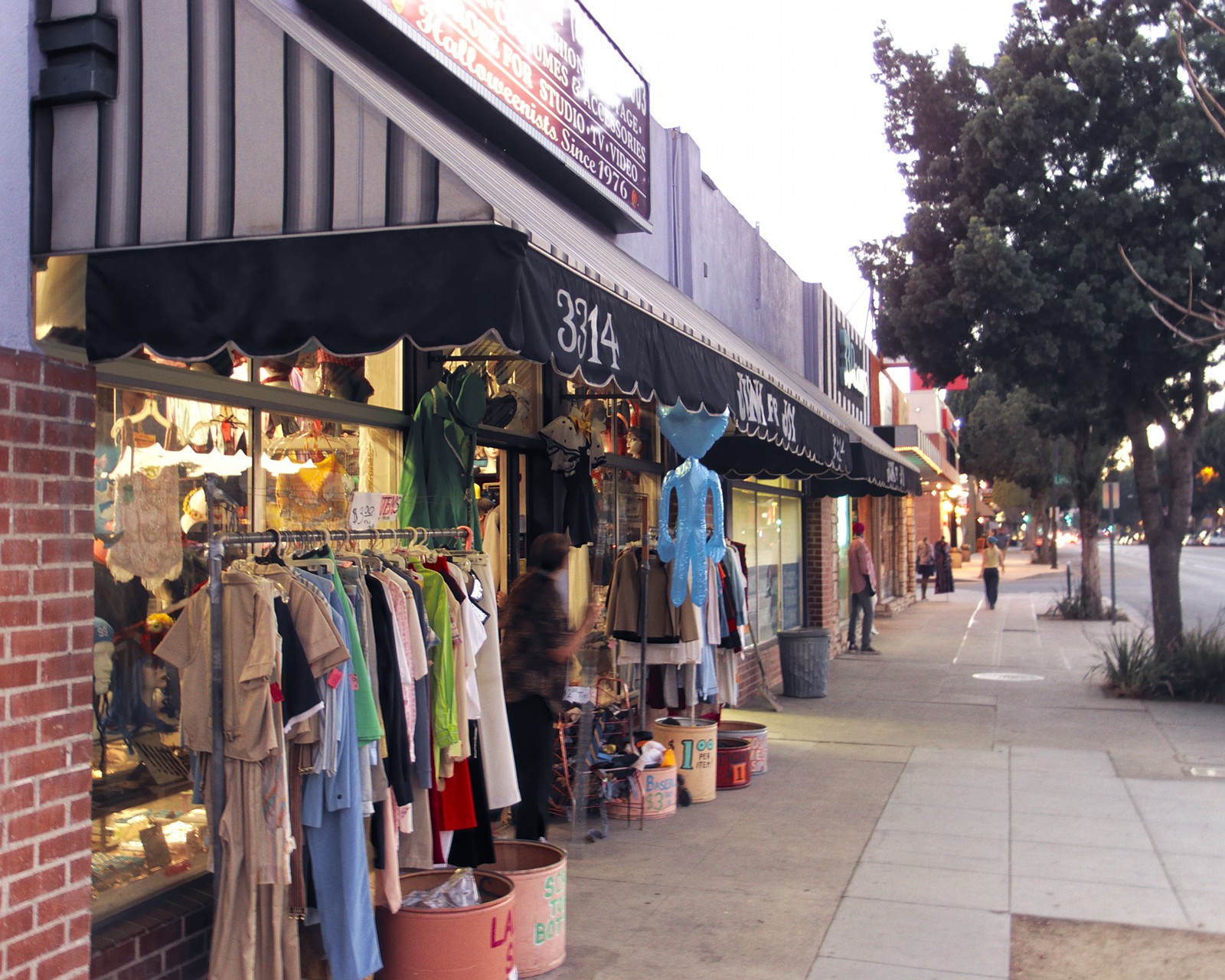 File Vintage Shop Magnolia Park Burbank Jpg Wikipedia