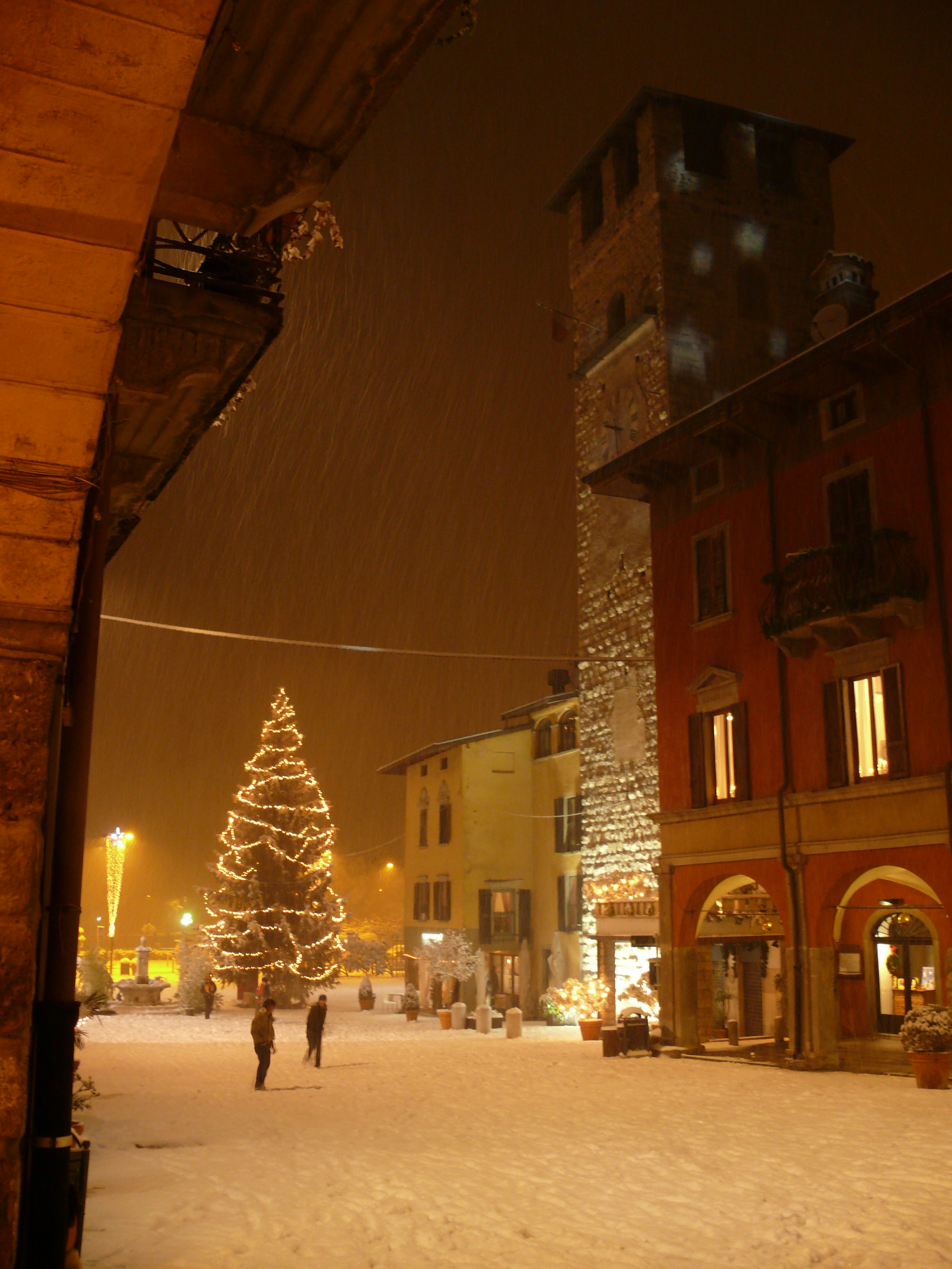 Natale 2009.File Pisogne Natale 2009 La Piazza Coperta Di Neve Panoramio Jpg Wikimedia Commons