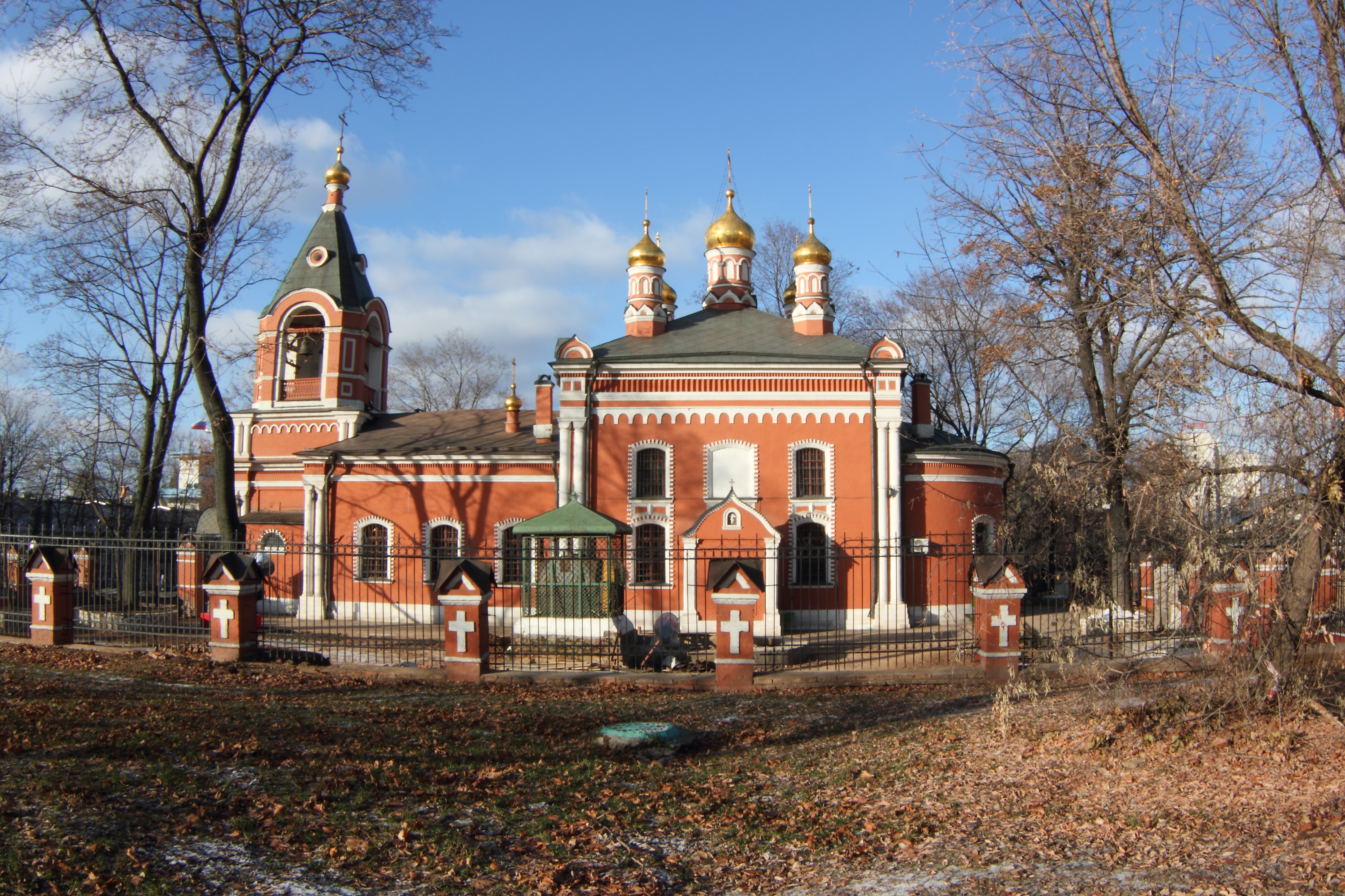 Храм рождества пресвятой богородицы во владыкино. Церковь Рождества Богородицы Алтуфьевское шоссе. Церковь метро Владыкино. Храм Рождества Окружная. Церковь боком.