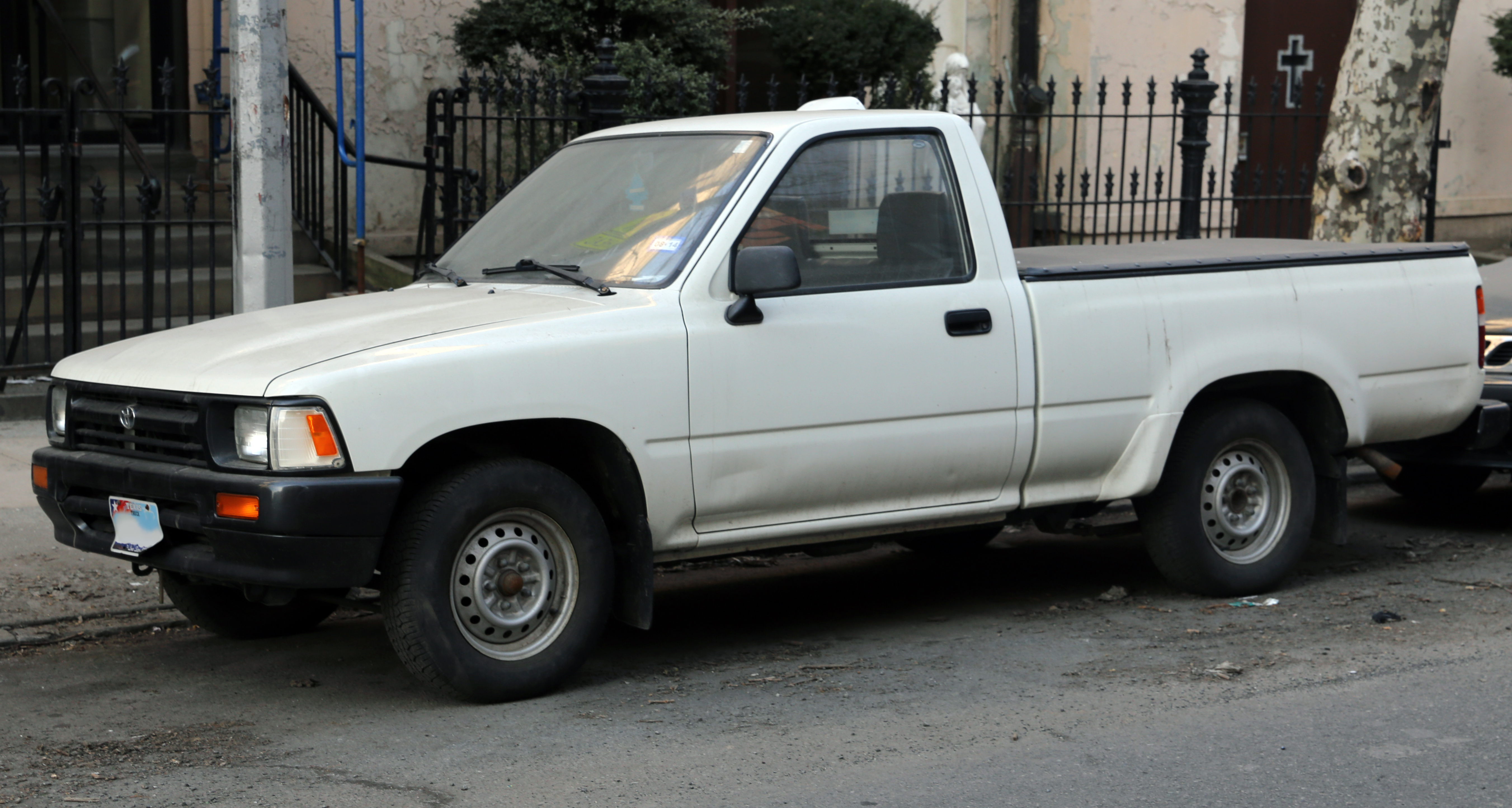 1994 1995_Toyota_Pickup_RN80_(US)_front