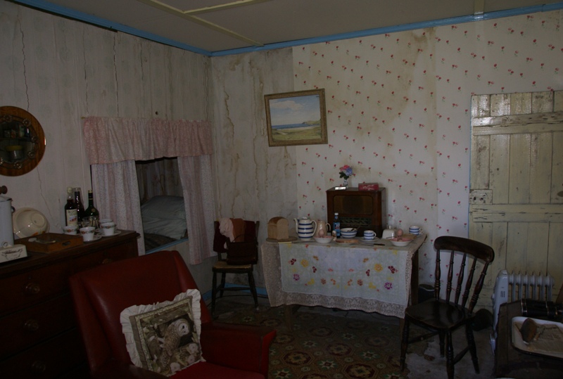 File:Arnol Blackhouse 20090610 no. 39 white house interior.jpg