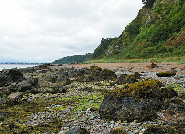 File:Beach near Hillockhead - geograph.org.uk - 3106590.jpg