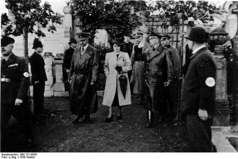 File:Bundesarchiv Bild 121-0039, Sudetenland, Besuch Wilhelm Frick, Gräberehrung.jpg