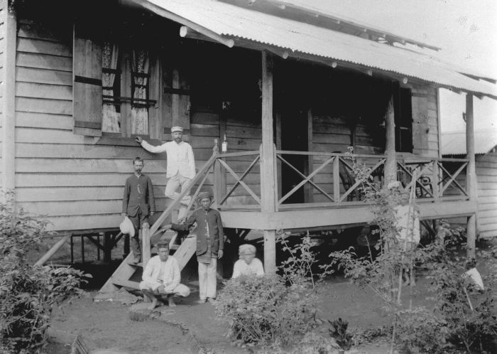 File:COLLECTIE TROPENMUSEUM Groepje mannen bij de eerste opzichterswoning cultuuronderneming Kedongdong of Way Lima Lampongse Districten Zuid-Sumatra. TMnr 60013376.jpg