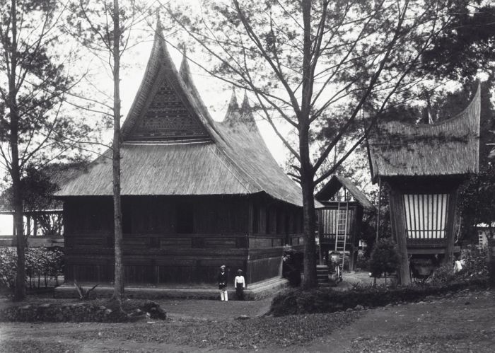 File:COLLECTIE TROPENMUSEUM Woning en rijsschuur in Minangkabau stijl Sumatra TMnr 60039362.jpg