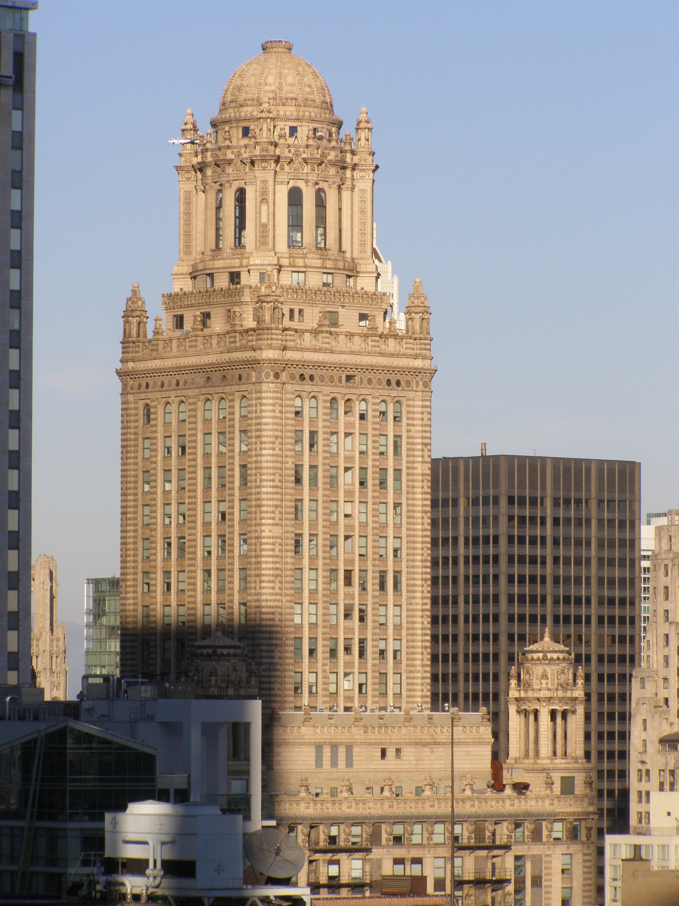 Централ тауэр. 35 East Wacker. Richard j Daley Center.