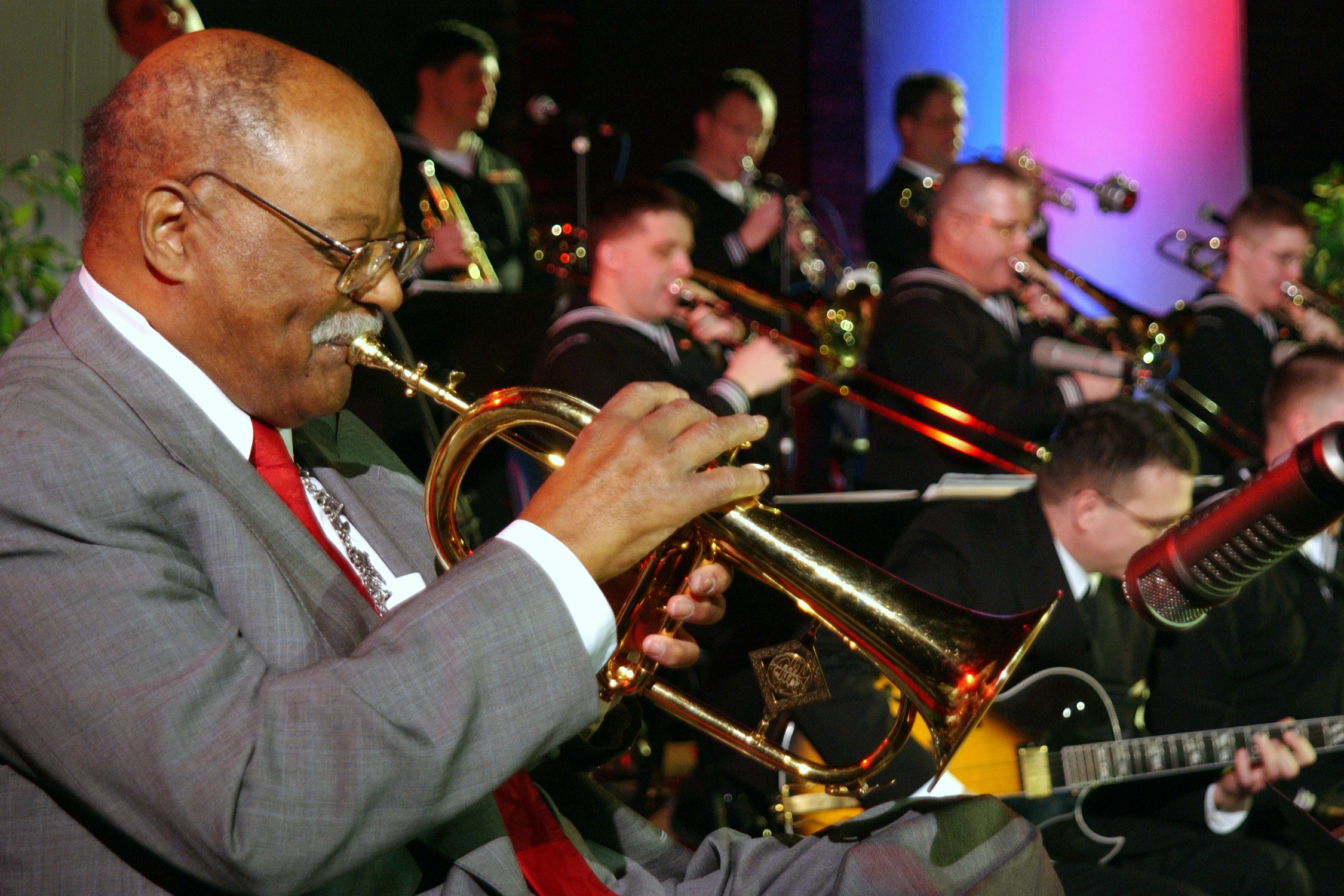 Clark Terry durante un concierto con su fliscorno de pistones.