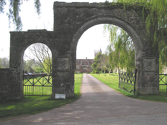 File:Cothelstone Manor gatehouse.jpg