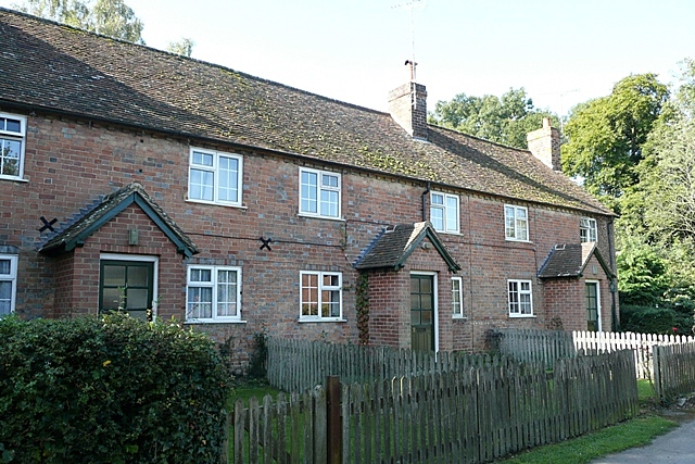 File:Cottages at Ashampstead Green - geograph.org.uk - 987288.jpg
