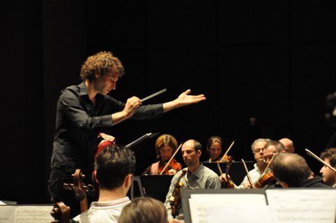 File:David greilsammer conducting.JPG