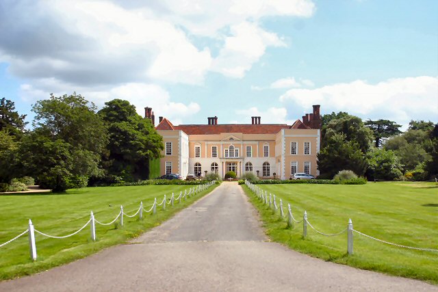 File:Driveway to Hintlesham Hall - geograph.org.uk - 472463.jpg