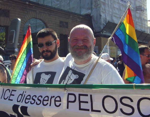 File:Due orsi al Gay Pride di Milano, 2003.jpg