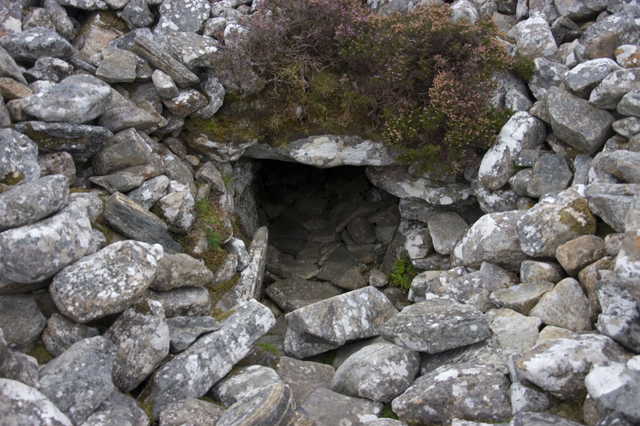 File:Entrance to Barpa Langass Chambered Cairn - geograph.org.uk - 1523313.jpg